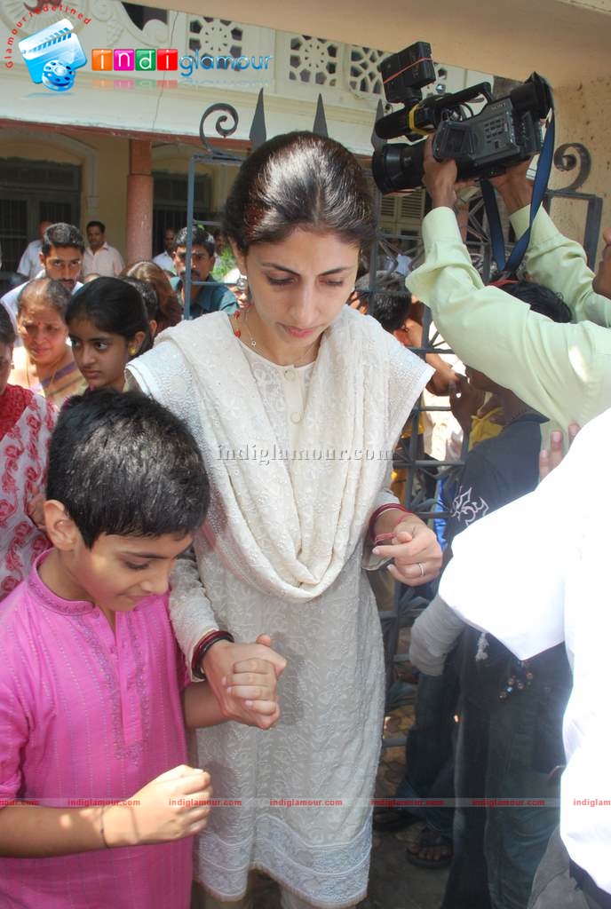 Aishwarya-Abhishek at Durga Pooja Event hd photo